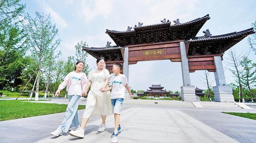 9月9日，游客在雄安新區(qū)悅?cè)莨珗@游玩。 本報(bào)見習(xí)記者李暢攝